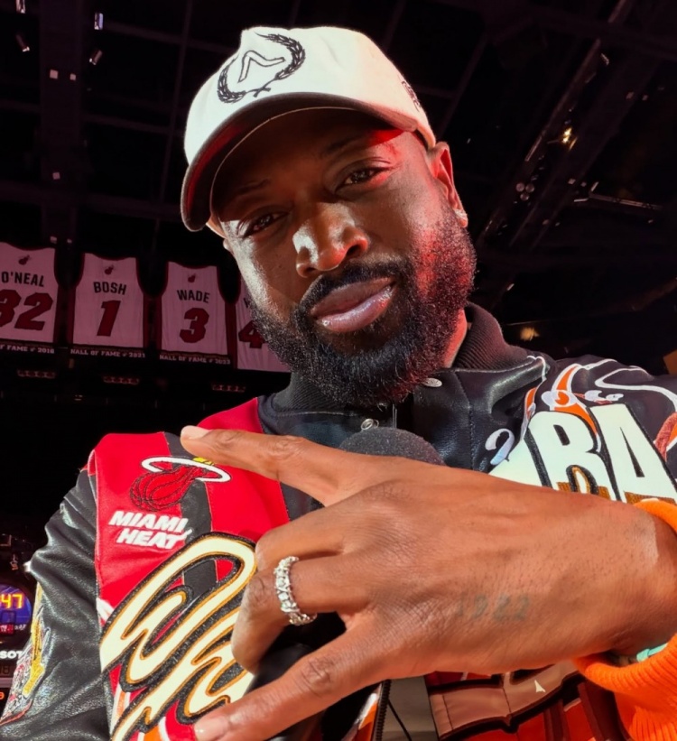 开云体育下载入口-热火庆祝夺冠20周年！韦德晒照：这是我的地盘！06🏆