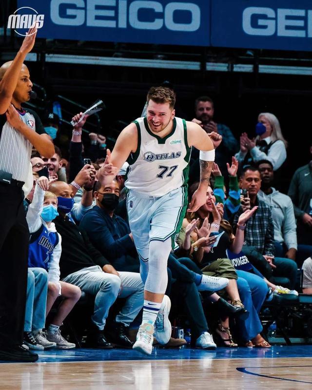 1641864370794048756.jpg 开云体育下载网址-【现场】东契奇大三双阻击公牛 全明星首发朝他招手